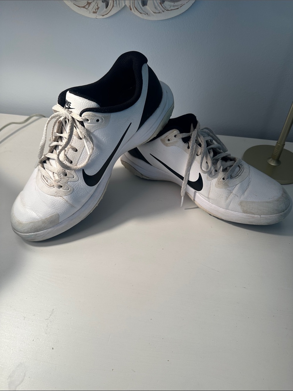 Nike Men’s White and Black Athletic Leather Golf Shoes- no box